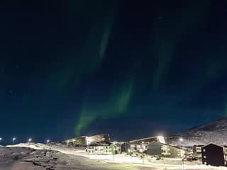 Polárna žiara nad metropolou Grónska