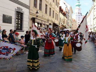 Bratislava sa presunula v čase a stala sa svedkom sprievodu a korunovačných udalostí z čias minulých