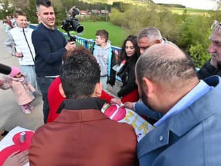 V obci Vítkovce vytvorili rekordne dlhú komunitnú reťaz, meria 736 metrov