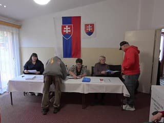 V Tatranskej Kotline sa volilo v dennom centre, prišiel aj prvovolič