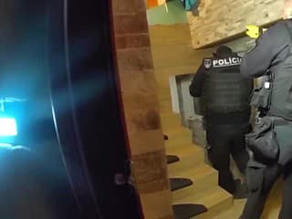 Dramatický zásah polície, agresívny muž chcel vystrieľať rodinu