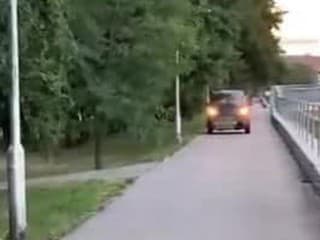 Namiesto cesty šlo auto po chodníku na Wilsonovom nábreží v Nitre