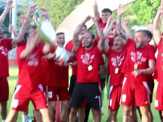 Majstrovské oslavy MFK Dukla Banská Bystrica s víťaznou trofejou po postupe do Niké ligy
