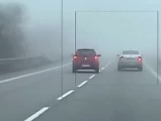 Sekunda od tragédie: Nebezpečné predbiehanie v hmle takmer skončilo fatálne