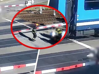 Dvaja muži prechádzali cez závorami uzavreté železničné priecestie, jeden neprežil