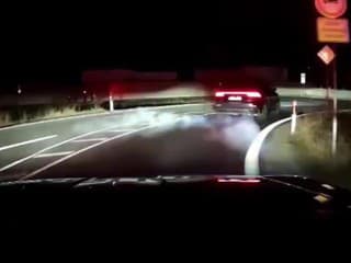 Opitý vodič skoro narazil do policajtov, potom unikal