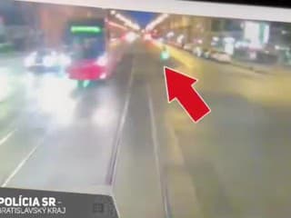 Nepozorného chodca zrazila električka, prežil zázrakom