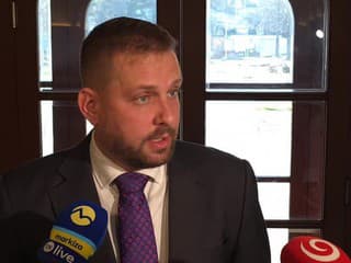 Kamil Šaško pred rokovaním v parlamente
