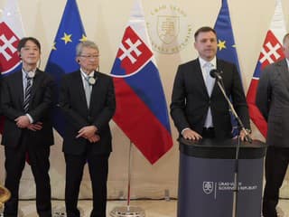 Podpis zmluvy Tomáš Taraba z predstaviteľmi Nippon Steel Slovakia