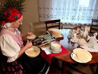 Vianočné oblátky pre radosť rodiny a známych pečie Ľudmila Roková viac ako desaťročie