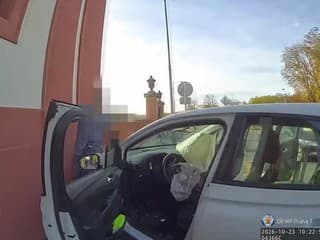 Vodič narazil s autom do steny pred očami policajta, tým to nekončilo