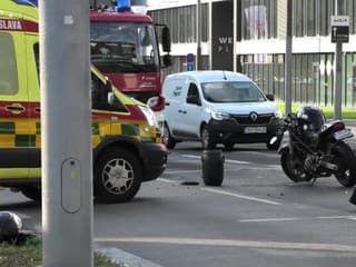 Ranná nehoda motorky a osobného auta na Lamačskej ceste