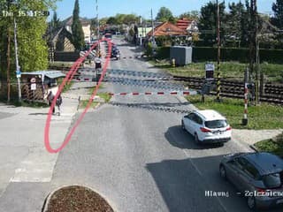 Chlapec prebehol cez priecestie so spustenými závorami, o pár sekúnd prešiel vlak