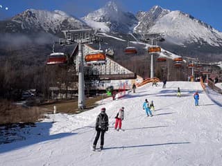 Lyžovačka v lyžiarskom stredisku v Tatranskej Lomnici