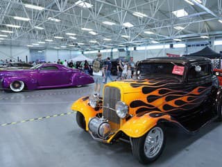 MEGA GALÉRIA: Takto to vyzerá na Kustom City International Autoshow 2026. Samy Naceri zo série TAXI, Low riders a mnoho ďalšieho