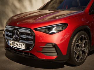 FOTO: Mercedes predstavil novú Triedu GLA. Kompakt je väčší, vyspelejší ale stále ponúkne aj spaľovák