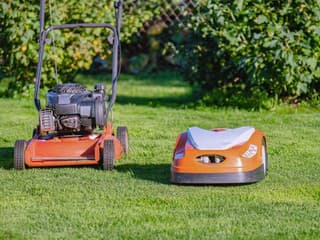 Robotická alebo benzínová? Zistite, ktorá kosačka sa pre váš trávnik hodí viac