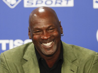 Zápasový dres bývalého amerického basketbalistu Michaela Jordana z finálovej série zámorskej NBA z roku 1998 sa predal v aukcii za čiastku 12,26 milióna dolárov. Z pohľadu vynaloženej čiastky ide o h