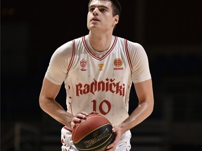 Už budúcu sobotu štartuje nový ročník SBL. Niektoré tímy ešte robia zmeny v súpiskách. Príkladom je BC Komárno. V klube z juhu Slovenska sa rozlúčili so Samirom Stewartom. Jeho náhradou je Jackson