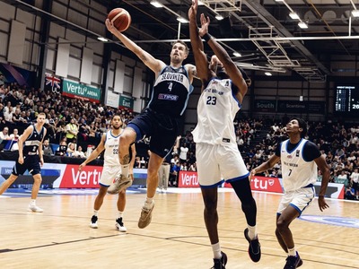 Slovenskí basketbalisti prehrali na palubovke Veľkej Británie vo svojom úvodnom dueli druhej fázy kvalifikácie o postup na EuroBasket jasne 72:97. Predstavte si, že by hralo Slovensko na palubovke te