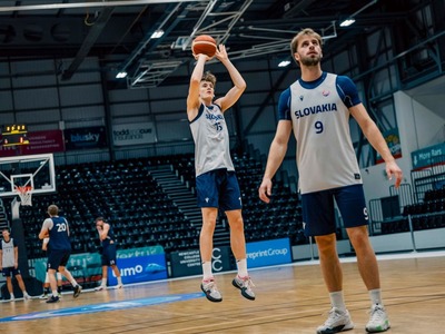 Slovenskí basketbalisti sú v anglickom meste Newcastle, kde v sobotu podvečer absolvovali predzápasový tréning. V nedeľu o 18:00 hod. nastúpia proti domácej Veľkej Británii. Duel vo Vertu Arene bude