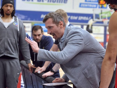 Andrej Červenka je niekdajším reprezantnom, ale už dlhé roky pôsobí ako tréner. Pôsobil v minulosti v Prostějove, v GBA v Jindřichovom Hradci a naposledy bol hlavným koučom rakúskeho SKN St. Pölten B