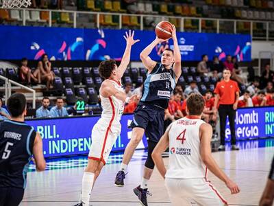 Slovenská basketbalová reprezentácia do 18 rokov prehrala vo svojom záverečnom dueli v základnej skupine A-kategórie ME v talianskom Trente s Tureckom vysoko 63:93. Zverenci trénera Danila Rakoveviča