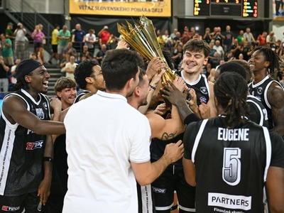 Neutrálna palubovka v Piešťanoch spojila najpočetnejšie basketbalové fanúšikovské tábory na Slovensku, viac ako tisícka divákov sledovala prvú edíciu mužského SUPERpohára. V úvode to vyzeralo na domi