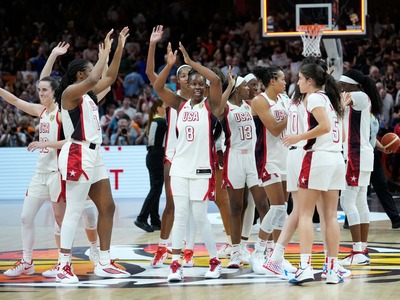 Americké basketbalistky sa stali po piaty raz za sebou majsterkami sveta. V nedeľňajšom finále jubilejného 20. šampionátu v Berlíne zvíťazili nad Francúzskom 97:79. Pre USA je to celkovo rekordný dva