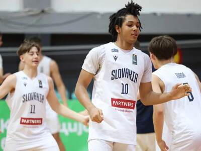Slovenskí basketbalisti do 16 rokov uzavreli na turnaji v B-divízii majstrovstiev Európy základnú skupinu. S posledným tímom A-skupiny Portugalskom zvíťazili 91:71. V tabuľke majú aktuálne dve víťazs