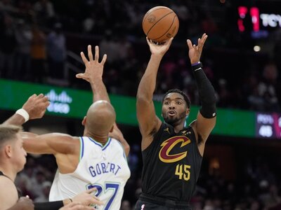 Basketbalisti Clevelandu Cavaliers zvíťazili v zápase zámorskej NBA nad Minnesotou Timberwolves 127:125 po predĺžení a pripravili súperovi prvú prehru v sezóne. Hosťom Nestačilo mu ani 47 bodov Antho