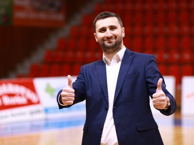 Po ôsmich rokoch sa niektorá z mládežníckych basketbalových reprezentácií Slovenska predstaví v A-kategórii majstrovstiev Európy. Hráčov do 18 rokov čaká pod taktovkou trénera Danila Rakočeviča vystú