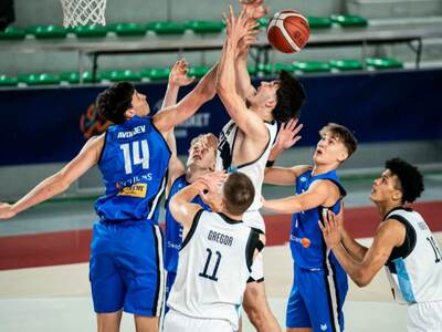 Slovenskí basketbalisti do 18 rokov majú pred sebou posledné dva zápasy na majstrovstvách Európy. Ak chcú zverenci Danila Rakočeviča zotrvať v elitnej kategórii, musia obe stretnutia vyhrať. Prvý pok