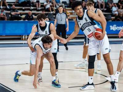 Slovenskí basketbalisti do 18 rokov prehrali v sobotu úvodný duel na majstrovstvách Európy tejto vekovej kategórie v Trente. Srbským rovesníkom podľahli 70:94 napriek tomu, že po polčase viedli. Dnes