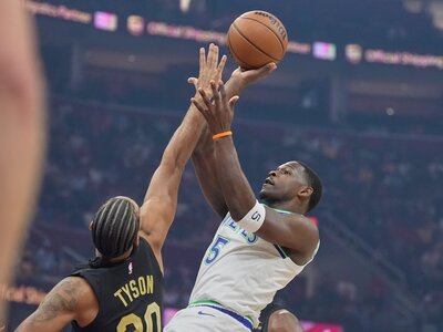 Americký basketbalista Anthony Edwards bude chýbať Minnesote Timberwolves niekoľko týždňov pre problémy s pravým kolenom. Dvadsaťpäťročného rozohrávača čaká artroskopický zákrok a vrátiť by sa mal pr