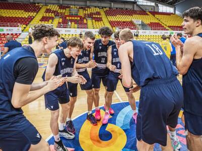 Slovenskí basketbalisti do 16 rokov odštartovali na turnaji B-divízie majstrovstiev Európy v Severnom Macedónsku boj o 9. - 16. miesto. Prvý zápas zvládli mladíci na výbornú, keď zdolali Ukrajinu 95: