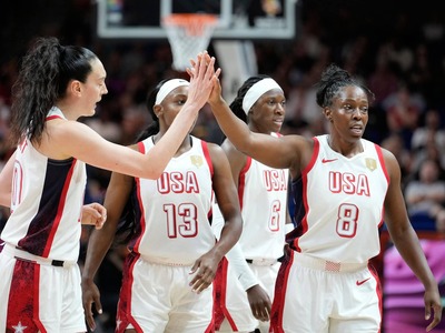 Basketbalistky USA si vo štvrtkovom štvrťfinále majstrovstiev sveta v Berlíne poradili s Maďarskom 108:56. Víťazky predošlých štyroch svetových šampionátov potiahli za postupom do semifinále najmä 19