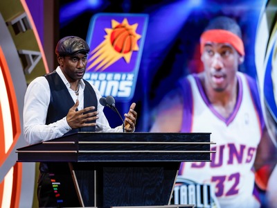 Do Basketbalovej Siene slávy oficiálne uviedli osem nových mien a basketbalový tím žien USA z olympijských hier 1996. Slávnostnej pocty sa dočkali viacerí bývalí hráči, tréneri a tiež rozhodca Joey C