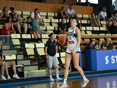 Slovenské reprezentantky do 16 rokov čaká veľká basketbalová výzva. Jeden z troch turnajov B-divízie majstrovstiev Európy 2026 totiž hostia Piešťany a Slovenky sa tešia na domácu podporu. Výber Laury