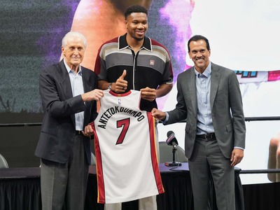 Grécky basketbalista Giannis Antetokunmpo po príchode do Miami vzdal hold argentínskemu futbalistovi Lionelovi Messimu a vyhlásil, že podobne ako LeBron James vytvoril „nákres“ športovej veľkoleposti
