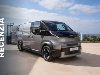 Ak ste čítali moju nedávnu recenziu na osobnú Kiu PV5 Passenger, dobre viete, že som ju prirovnal ku kórejskému shuttlepodu. Pohľad na Cargo jasne prezrádza, že aj tento úžitkový súrodenec vyšiel z rovnakého sci-fi hangára. Futuristický nos, hranaté proporcie aj svetelný podpis vytiahnutý vysoko k stĺpikom zostali. Tentoraz však Star Trek ide bokom. Zatiaľ čo [...]