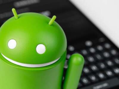 Spoločnosť Google oznámila rozsiahly balík nových a rozširovaných bezpečnostných funkcií pre používateľov systému Android, ktoré využívajú pokročilé modely umelej inteligencie Gemini AI. Hlavnou novinkou je voliteľná funkcia Scam Detection priamo v aplikácii Google Správy (Messages). Tá pomocou umelej inteligencie vyhodnocuje úmysly odosielateľa a okamžite varuje používateľov, ak textová správa vykazuje známky podvodu. V praktickom príklade [...]