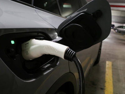 Trh s elektromobilmi v Európskej únii zažíva v roku 2026 nevídaný rozmach a definitívne sa posúva z fázy pre prvých nadšencov do širokého masového segmentu. Podľa najnovšej priemyselnej štúdie sa v EÚ od januára do augusta 2026 predalo rekordných 1,64 milióna elektromobilov. Ide o masívny medziročný nárast o 45 percent, pričom čisté elektromobily si ukrojili [...]