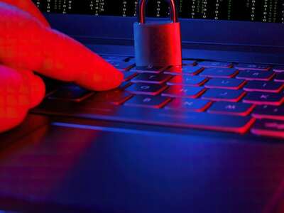 V obchode Google Chrome Web Store sa objavili stovky škodlivých rozšírení, ktoré sa vydávali za známe VPN a proxy služby. Bezpečnostní výskumníci zo spoločnosti Socket ich identifikovali viac ako 737. Rozšírenia pritom využívali názvy a grafiku známych značiek vrátane Proton VPN, NordVPN, Surfshark, ExpressVPN či služby Cloudflare 1.1.1.1. Ich hlavnou úlohou bolo presmerovať internetovú prevádzku [...]