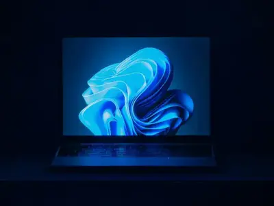 Spoločnosť Microsoft konečne reaguje na pretrvávajúcu globálnu krízu pamäťových čipov, ktorá zasiahla celý technologický trh. Pre astronomické ceny RAM pamätí sa výrobcovia notebookov (vrátane Apple či Dellu) opäť vo veľkom vracajú k predaju základných konfigurácií s 8 GB RAM. Pre Windows 11 bol však takýto kapacitný limit doteraz pohromou – operačný systém dokázal na pozadí [...]