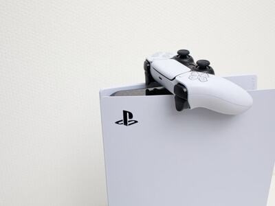 Služobne najstaršie konzoly PlayStation 5 sa pomaly blížia k hranici šiestich rokov na trhu a servisné strediská začínajú hlásiť prvý vážny systémový problém. Ukazuje sa, že inovatívne tekuté kovy, ktoré Sony použilo namiesto klasickej teplovodivej pasty na chladenie procesora, môžu po rokoch používania postupne degradovať a nevratne poškodzovať chladič konzoly. Trvalé jazvy na chladiči a [...]