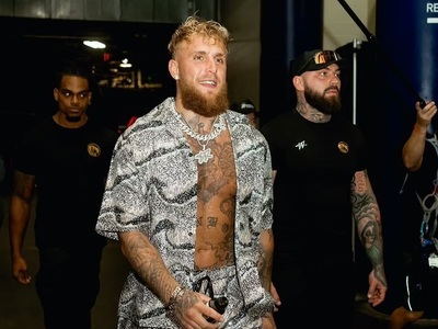 Pôvodne mal Paul nastúpiť proti Gervontovi Davisovi, no po zrušení exhibície sa hľadal náhradný súper. Hoci myšlienka, že by na poslednú chvíľu skočil do ringu Anthony Joshua, znela ako čisté sci-fi,