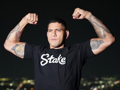 Bývalý šampión strednej aj poloťažkej váhy prišiel na galavečeri UFC Freedom 250 v Bielom dome o šancu zapísať sa do histórie ako prvý trojnásobný šampión UFC. V súboji o dočasný titul ťažkej váhy pr