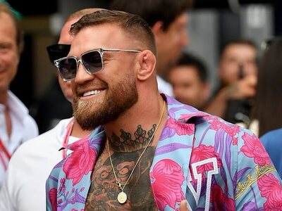Bývalý šampión dvoch váhových kategórií sa vracia do klietky po piatich rokoch. Počas spoločného rozhovoru s Joeom Roganom a Hollowayom dal McGregor jasne najavo, že svojmu súperovi neverí: „Ani na m