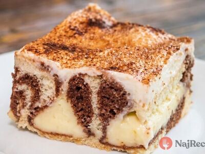 Jemné svetlé a kakaové cesto, teplý vanilkový puding a svieža smotanová vrstva vytvárajú pri tomto koláči tri výrazné vrstvy, ktoré spolu fungujú prekvapivo harmonicky. Trio rezy sú mäkké, vláčne a po vychladnutí sa pekne krájajú, pričom škoricový cukor na povrchu im dodá vôňu, ktorú cítiť už pri prvom kúsku.